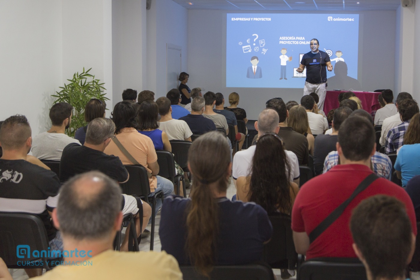 Gustavo Barón dando una jornada de formación ante una audiencia